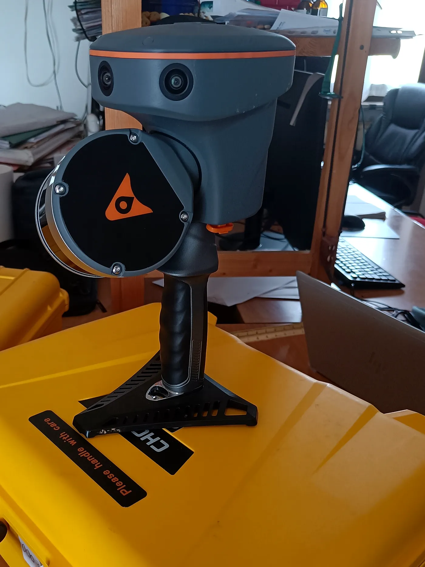 Laser scanner SLAM CHCNAV RS10 su valigia di trasporto